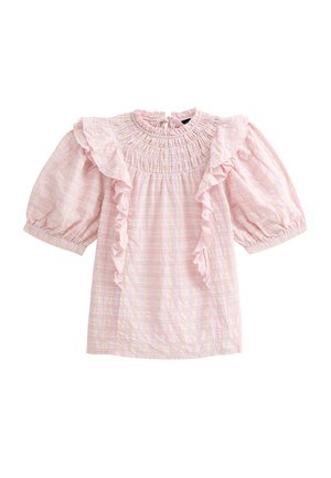 Blouse en coton rose avec un col et des manches à volants, présentant de subtils rayures verticales et un tissu texturé. Manches courtes à volants.