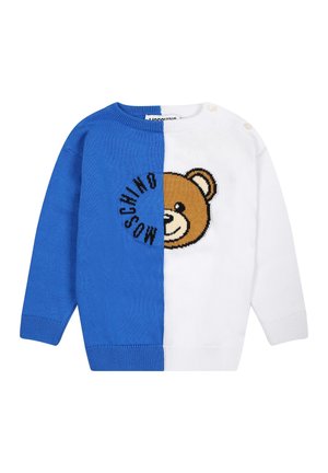 Maglione lavorato a maglia con metà blu e bianca, con una grafica di un orsetto al centro. Include scollo rotondo e dettagli con bottoni.