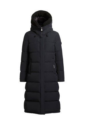 Duga crna puffer jakna s kapuljačom. Ima horizontalno prošivenje, dva bočna džepa i zatvaranje na patentni zatvarač s podešavanjem uzicom.