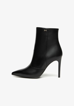 Schwarze Leder-Stiefelette mit spitzem Zeh, schlankem Design, hohen Stiletto-Absätzen und dezentem goldenen Logo-Akzent. Glatte Oberfläche, keine sichtbaren Muster.