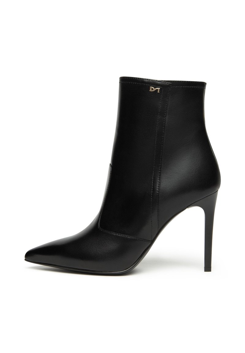 Zwarte leren enkellaars met puntige neus, slank ontwerp, hoge stilettohak en subtiele gouden logo-accent. Gladde textuur, geen zichtbare patronen.