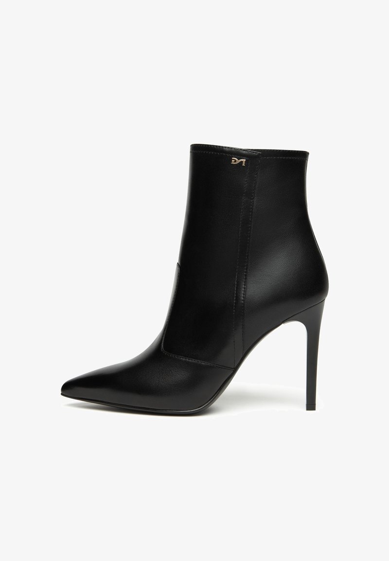 Schwarze Leder-Stiefelette mit spitzem Zeh, schlankem Design, hohen Stiletto-Absätzen und dezentem goldenen Logo-Akzent. Glatte Oberfläche, keine sichtbaren Muster.