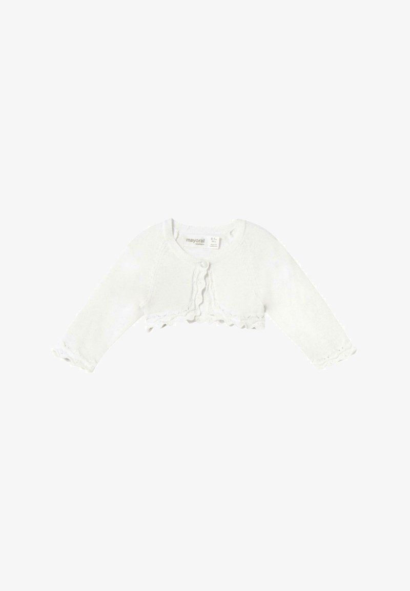 Cárdigan blanco de punto con mangas largas, escote redondo y un borde con volantes a lo largo del frente y los puños. Se abrocha con un botón.