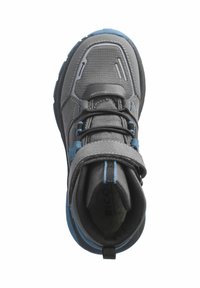 Scarpa sportiva grigia con tomaia texturizzata, accenti blu e una chiusura in velcro. Presenta un collare imbottito e una suola in gomma resistente.