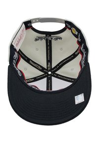 Interno di cappellino nero con fodera bianca, accenti rossi e cuciture nere. Visibile il marchio Mitchell & Ness e la chiusura regolabile a pressione.