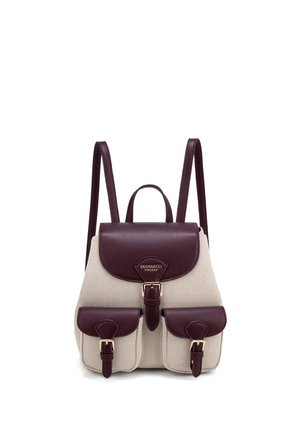 Sac à dos avec corps en tissu beige et rabat, bretelles et poches avant en cuir violet foncé avec boucle, étiqueté "DIANA&CO FIRENZE."