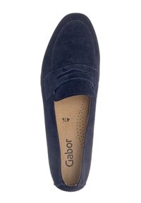 Chaussure polyvalente en suede bleu marine à enfiler, avec un bout rond, des détails brodés et une sangle décorative sur le dessus. Doublure intérieure douce.