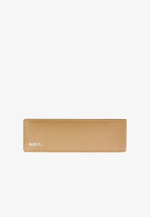 Estuche para gafas de piel texturizada marrón con bordes cosidos y logo BOSS plateado en la esquina inferior izquierda sobre fondo blanco.