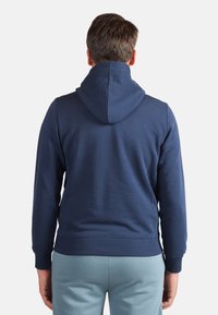 Felpa con cappuccio blu navy realizzata in cotone misto con una superficie morbida. Caratterizzata da un cappuccio con cordoncino e polsini e orlo a costine. La vista posteriore mostra un design pulito.