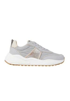 Szary sneaker z białą grubą podeszwą, beżowymi akcentami, sznurowadłami i teksturowaną gumową podeszwą zewnętrzną, pokazany z profilu na białym tle.
