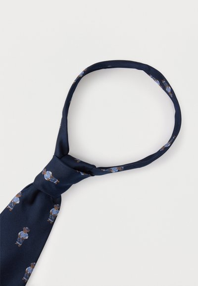 Cravată bleumarin cu nod, având un model repetitiv cu un ursuleț mic îmbrăcat într-un costum albastru și ochelari aviator.