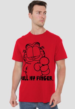 Rotes Baumwoll-T-Shirt mit einem schwarzen Cartoon-Katzengrafik, die eine erhobene Pfote zeigt, und dem Text "ZIEH MEINEN FINGER." Kurze Ärmel und Rundhals.