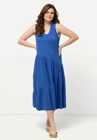 Ulla Popken V-AUSSCHNITT ÄRMELLOS - Denní šaty - cornflower blue