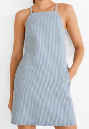 Jasnoniebieska sukienka w paski z dekoltem halter, cienkimi ramiączkami i kieszeniami po bokach. Wykonana z miękkiego materiału, o luźnym kroju i długości do kolan.