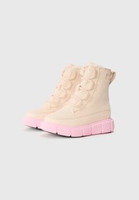 Beige ankelstøvler med kunstpelsfôr, med snøring og rosa gummisåle. Glatt tekstur og rund tå.