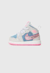 Nike vauvan lenkkarit, jotka yhdistävät vaaleanharmaata mokkaa ja sinistä farkkua, pinkeillä yksityiskohdilla ja paljettikirjaillulla logolla sivussa.
