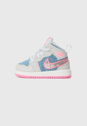 Baskets pour nourrissons Nike, alliant du daim gris clair et du denim bleu, avec des accents roses et un logo pailleté sur le côté.