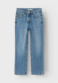 Jean en denim bleu clair avec cinq poches, rivets en cuivre et fermeture par bouton, présenté à plat sur un fond blanc.