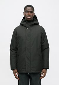 Giacca nera impermeabile con cappuccio, dotata di chiusura con bottoni, due tasche laterali e un design diritto.