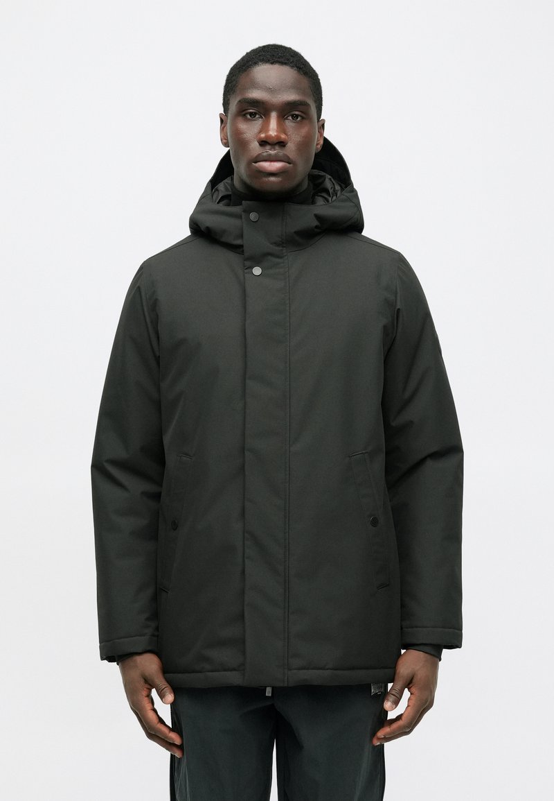 Giacca nera impermeabile con cappuccio, dotata di chiusura con bottoni, due tasche laterali e un design diritto.