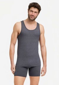 Grijs hemdje en korte broek gemaakt van een zachte, rekbare stof. Het hemdje heeft een ronde hals en de korte broek zit comfortabel.