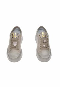 Sneakers in suede grigio chiaro con lacci beige, occhielli dorati e charms a forma di cuore, fotografati su uno sfondo bianco.