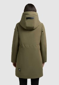 Olivgrüner, isolierter Parka mit Kapuze, ausgestattet mit einem Logo-Patch auf der Rückseite, seitlichen Taschen und einem geraden Schnitt ab der Taille.
