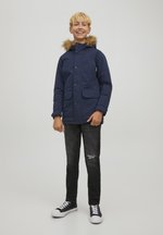 Jack & Jones Junior DUST SS TEE CREW NECK SN JNR - Trükipildiga T-särk - navy blazer/tumesinine