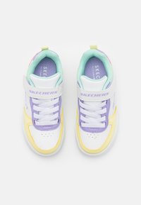 Sneakers brancos com destaques em tons pastel de roxo, azul e amarelo. Apresentam língua e tira, material texturizado e design perfurado.