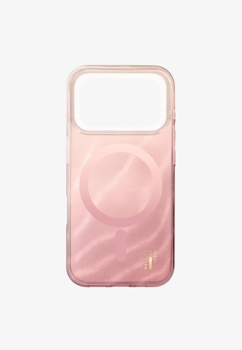 Klar rosa telefondeksel med bølget tekstur, en sirkulær magnetisk designdetalj og gullfarget tekst. Minimalistisk design med en gjennomsiktig kant.