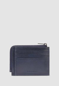 Cartera de cuero azul marino con múltiples ranuras para tarjetas, compartimento con cremallera y costura en contraste. Diseño minimalista con textura suave.