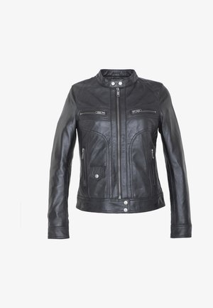 Czarna skórzana kurtka o dopasowanym kroju, z wysoką kołnierzem, zasuwana z przodu, z dwiema kieszeniami na piersi i dekoracyjnymi przeszyciami.