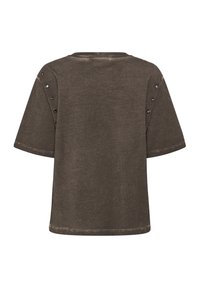 Rjava oversized majica s kratkimi rokavi, okroglim izrezom in kovinskimi gumbi vzdolž ramenskih šivov. Mehak, teksturiran material.