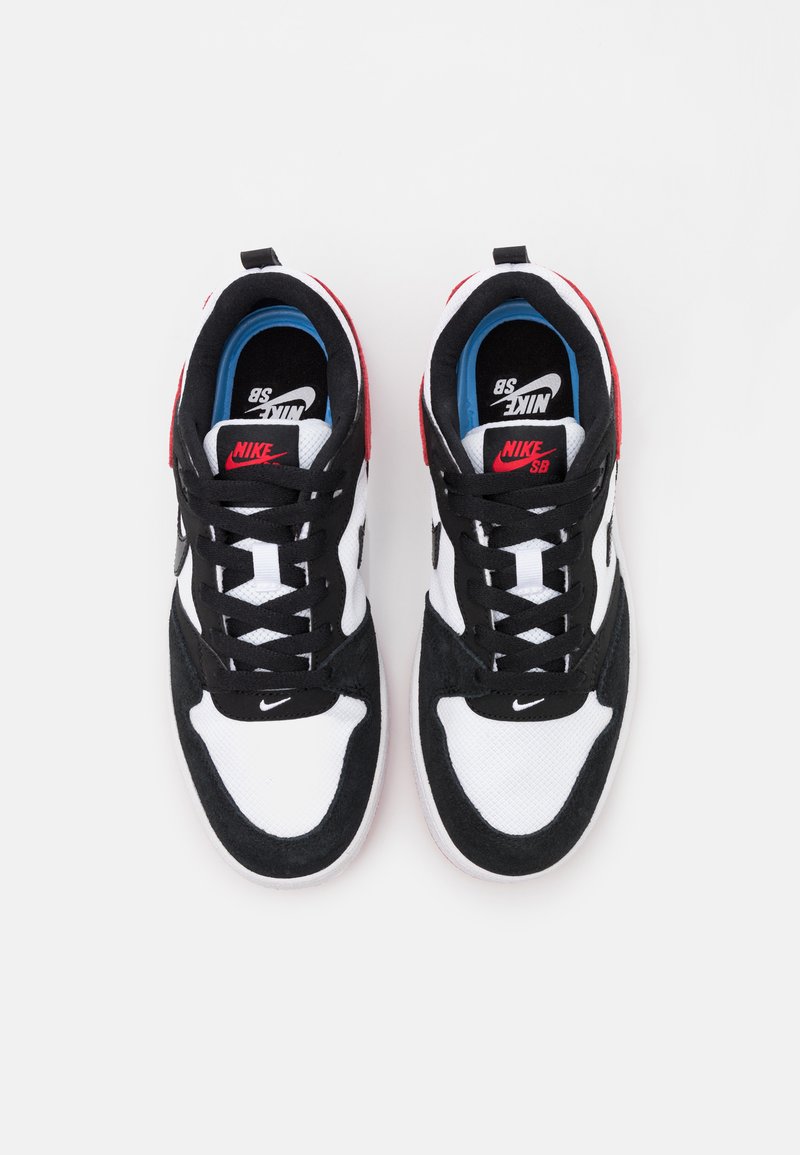 Sneakers Nike SB w kolorze czarnym, białym i czerwonym. Cholewka wykonana z siateczki i zamszu, z gumową podeszwą i kontrastującymi sznurowadłami.