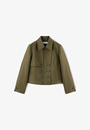 Oliivinvihreä lyhyt takki, jossa on kaksirivinen napitus, leveä kaulus, pitkät hihat ja napilliset hihansuut valkoisella taustalla.