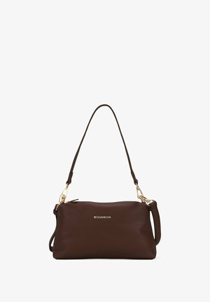 Bolso de mano de cuero marrón con una superficie texturizada, que cuenta con una correa de hombro desmontable y detalles en hardware dorado. Nombre de la marca "BOSANOVA" exhibido.