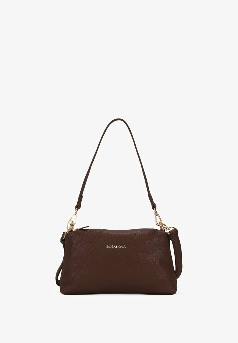 Bolso de mano de cuero marrón con una superficie texturizada, que cuenta con una correa de hombro desmontable y detalles en hardware dorado. Nombre de la marca "BOSANOVA" exhibido.