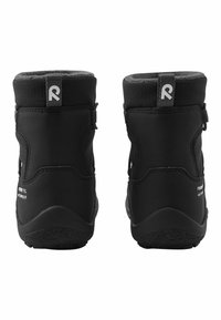 Schwarze wasserdichte Stiefel mit strukturiertem synthetischem Obermaterial, weicher Innenfütterung und robusten Gummisohlen. Mit Logo und verstellbaren Riemen.