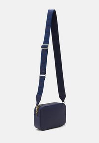 Borsa a tracolla navy con finitura testurizzata, forma rettangolare, cerniera dorata e tracolla blu regolabile con logo.