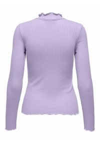 Langærmet, lavendel top lavet af tekstureret ribstrikket stof. Har en flæsekantet imiteret hals og bølget bundkant. Bagside vist.
