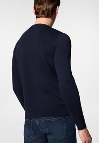 Granatowy sweter dzianinowy z okrągłym dekoltem, długimi rękawami i prążkowanymi mankietami. Gładka tekstura, dopasowany krój oraz minimalna ilość szwów.