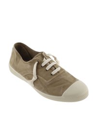 Zapatilla de lona beige con punta redonda, suela de goma blanca y cordones de algodón. Parte superior texturizada con detalle de costura y puntera reforzada.