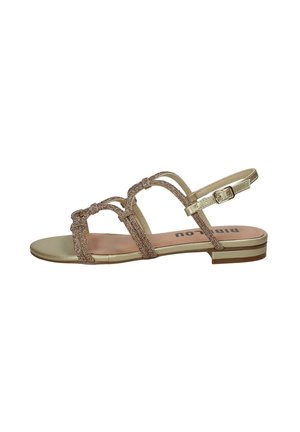 Beige platte sandaal met glinsterende bandjes, enkelgespsluiting en lage gestapelde hak.