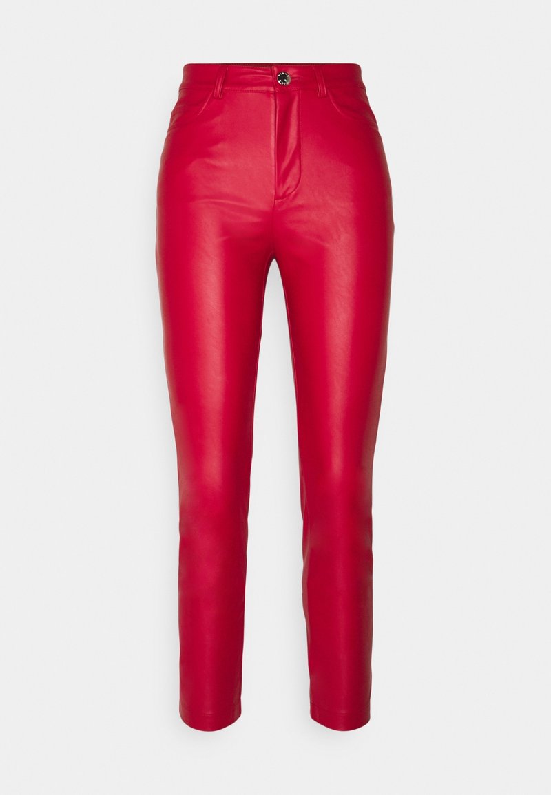 Rode nepleer broek met een slim fit, hoge taille en een sluiting met een knoop aan de voorkant. Glad textuur met minimale naden en geen zichtbare patronen.