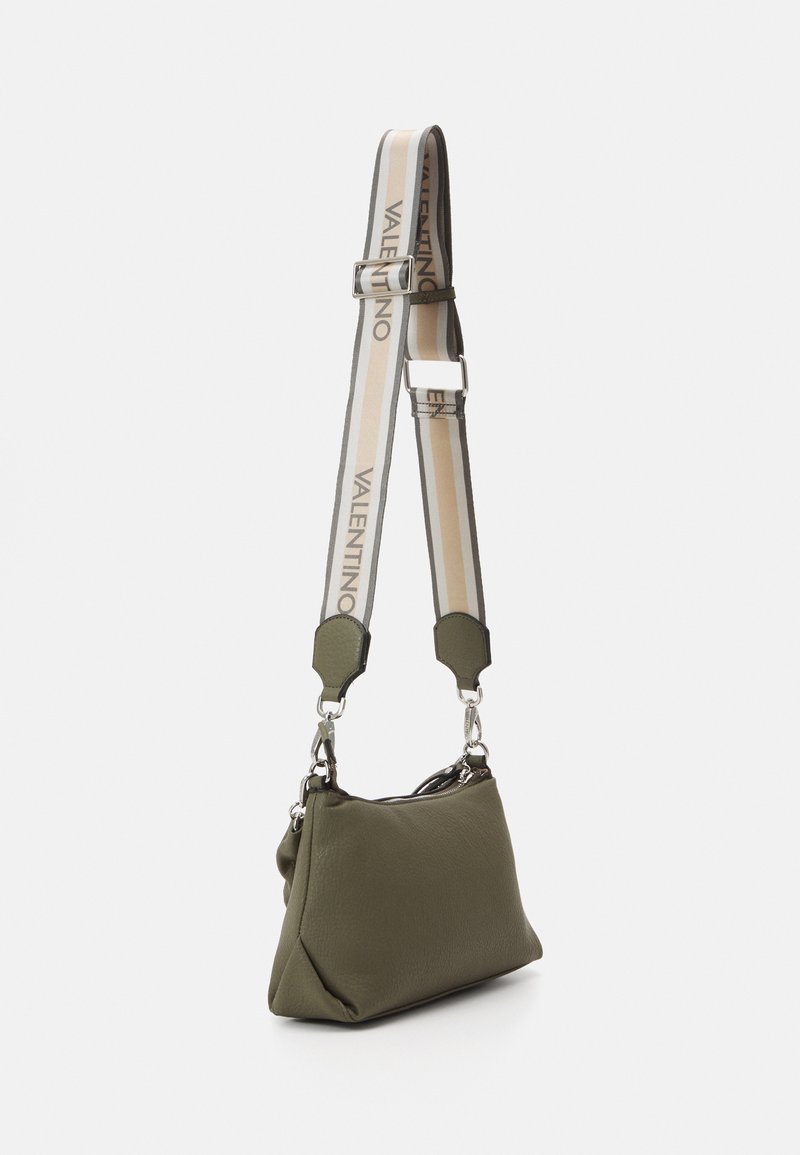 Olivengrüne Lederhandtasche mit dreieckiger Form, silbernen Beschlägen und einem abnehmbaren Riemen mit einem beige- und graufarbenen "Valentino"-Logo.