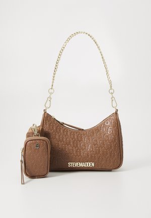 Brązowa torebka z sztucznej skóry z wytłoczonym wzorem logo, złotym łańcuchem na ramię i małą pasującą saszetką. Z przodu widnieje metaliczne imię marki.