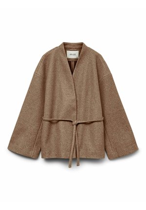 Pruun villast stiilne jakk laiade varrukatega ja seotava vöökohaga, millel on V-kaelus ja kraavita disain.