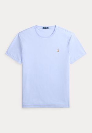 Jasnoniebieska koszulka z krótkim rękawem i okrągłym dekoltem, z małym haftowanym logo Polo Ralph Lauren na lewej piersi.