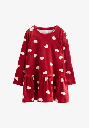 Robe rouge à manches longues en tissu doux, ornée de motifs de cœurs blancs éparpillés et d'un ourlet en tiered et froncé au bas.