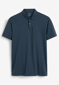 Tummansininen polo-paita, joka on valmistettu puuvillasta. Ominaisuuksiin kuuluu klassinen kaulus, kaksinappinen kaulusaukko ja brodeerattu logo vasemmassa rinnassa. Tavallinen malli.